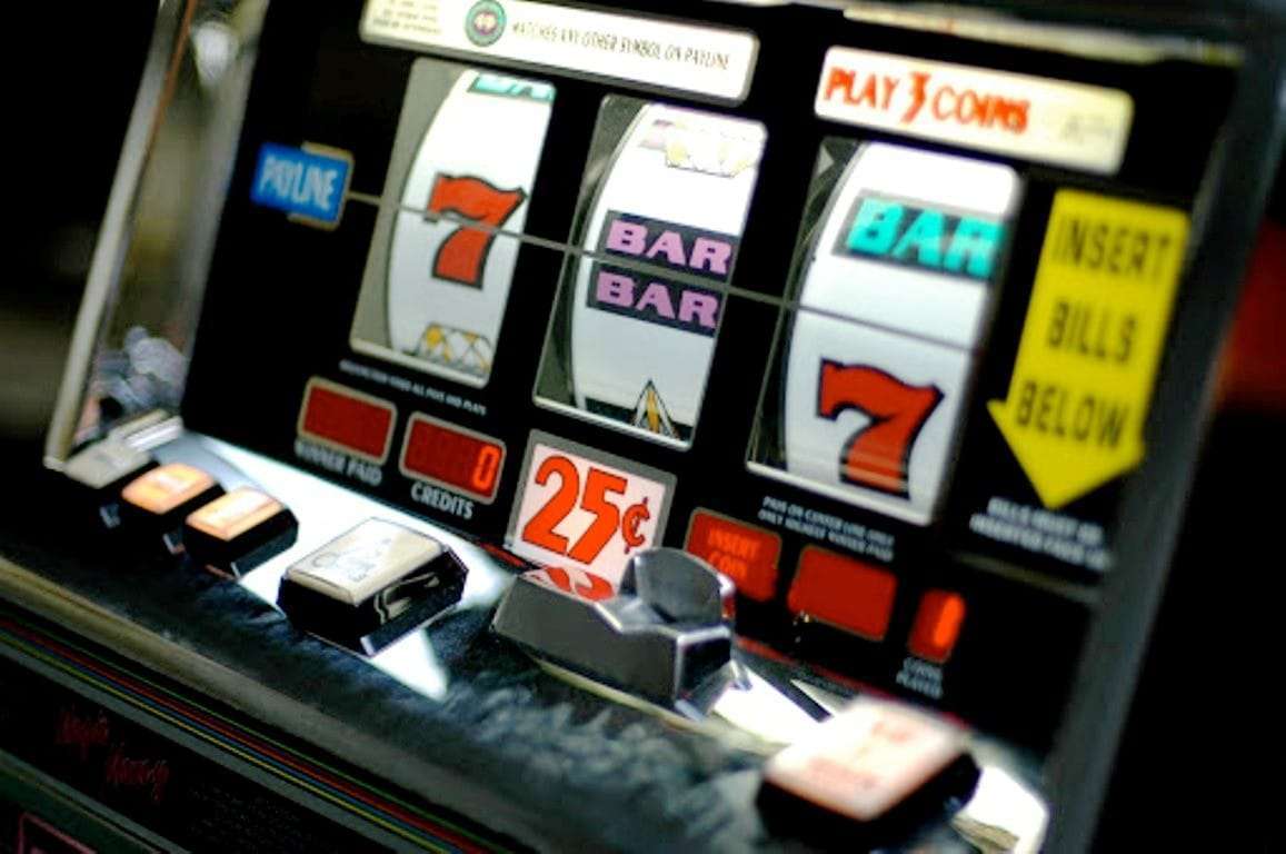 Il Trucco del Tasto Start nelle Slot Machine da Bar