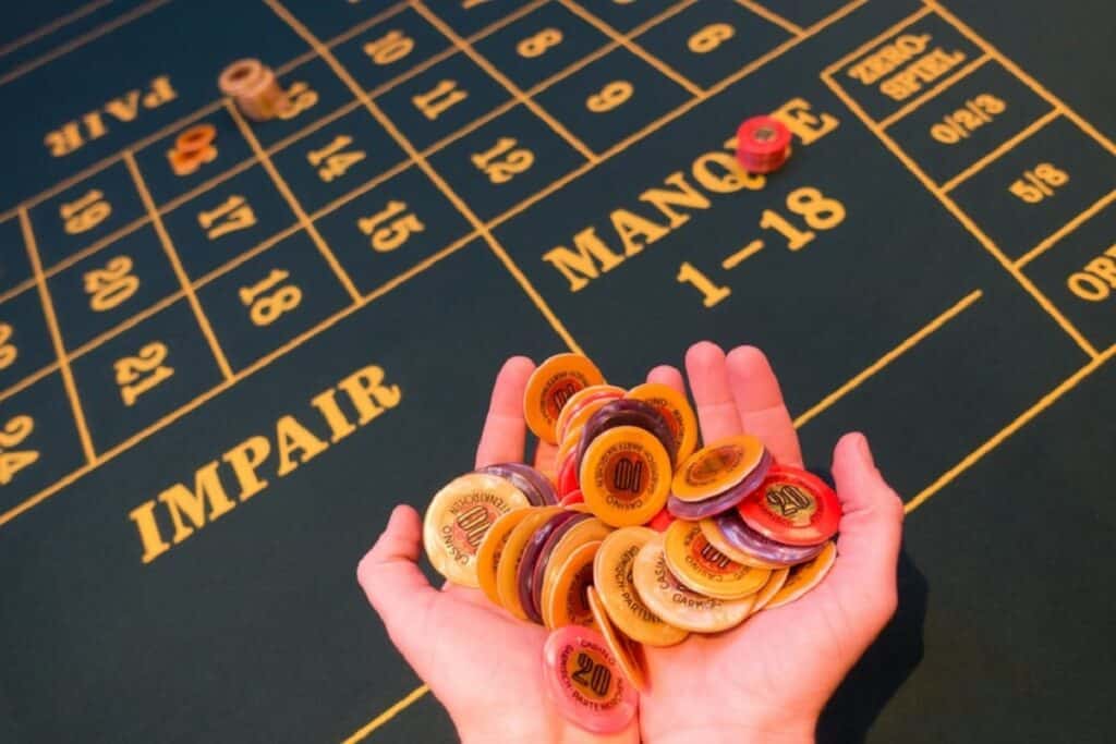 tavolo da gioco e fiches